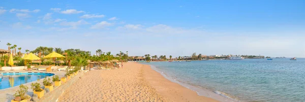 Gyönyörű homokos tengerpart egy egyiptomi szállodában — Stock Fotó