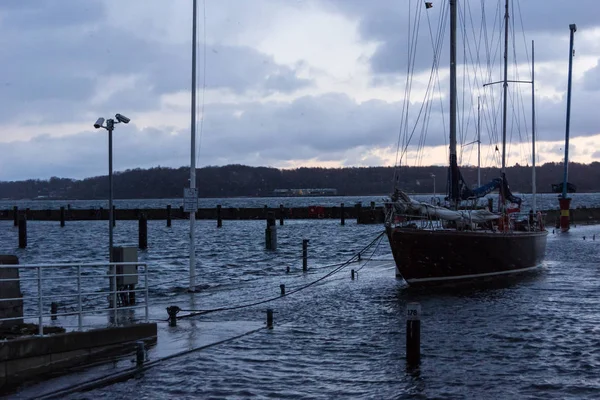 Kiel, Almanya. 5 Ocak, 2017. Kiel, sermaye Schleswig-Holstein, Kuzey Almanya, fırtına ön 