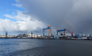 Gökkuşağının üstünde bir denizaltı önünde bir yağmur duş sonra Kiel Tersanesi