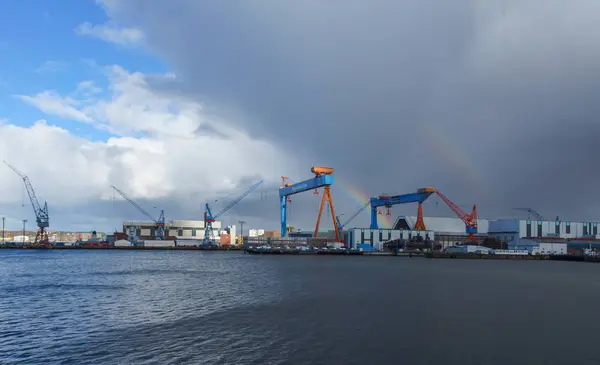 Arco iris sobre el astillero Kiel después de una ducha de lluvia frente a un submarino — Foto de Stock