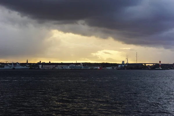 Sonnenuntergang über dem kiel fjord nach einem Sturm — Stockfoto