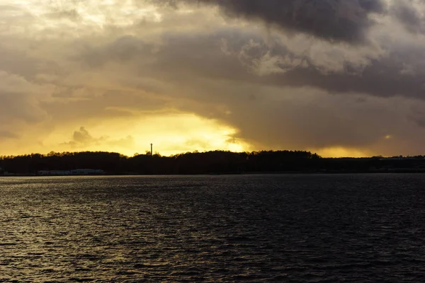 Naplemente alatt a Kiel fjord egy vihar után — Stock Fotó