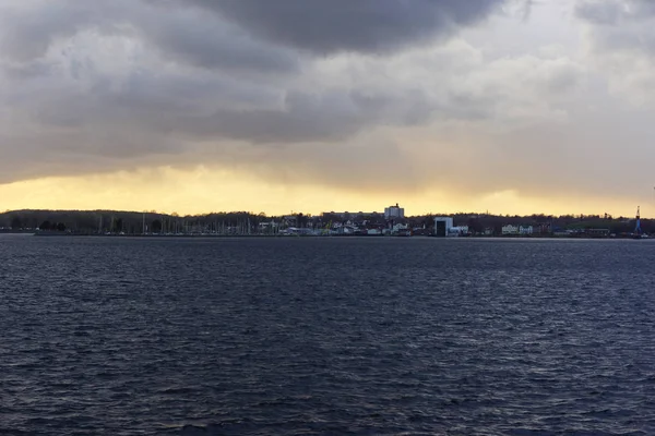 Zonsondergang over de Kieler fjord na een storm — Stockfoto