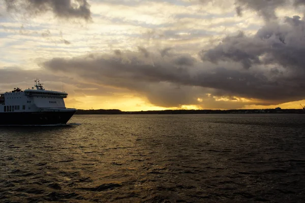 Pôr do sol sobre o fiorde de Kiel depois de uma tempestade — Fotografia de Stock