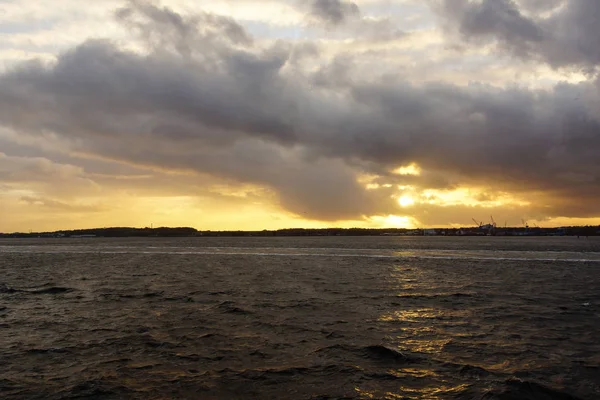 Solnedgang over Kielfjorden efter en storm - Stock-foto