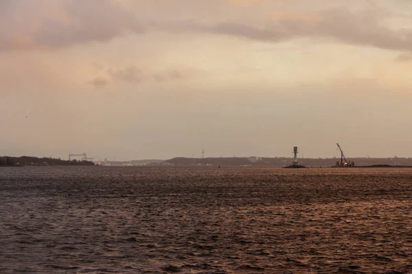 Pôr do sol sobre o fiorde de Kiel depois de uma tempestade — Fotografia de Stock