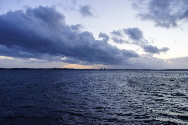 Tramonto sul fiordo di Kiel dopo una tempesta — Foto Stock