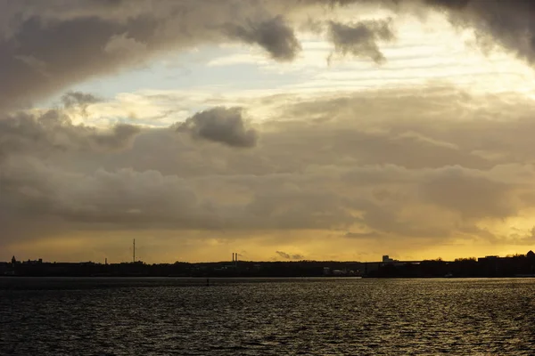 Pôr do sol sobre o fiorde de Kiel depois de uma tempestade — Fotografia de Stock