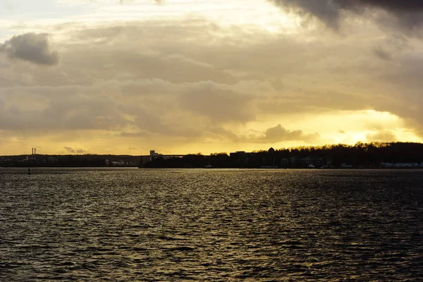 Tramonto sul fiordo di Kiel dopo una tempesta — Foto Stock