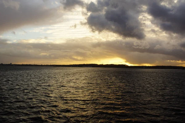 Naplemente alatt a Kiel fjord egy vihar után — Stock Fotó