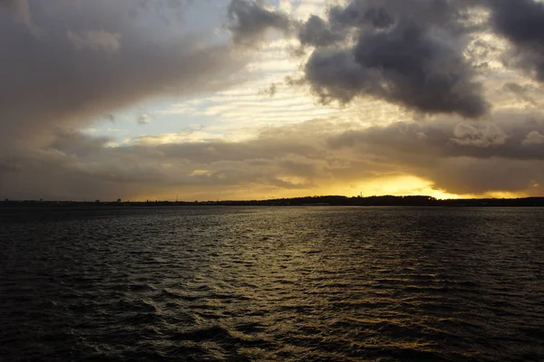 暴风雨过后, 基尔峡湾上空的日落 — 图库照片