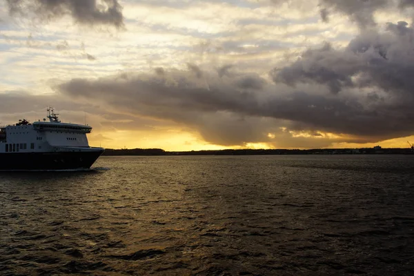 Puesta de sol sobre el fiordo de Kiel después de una tormenta —  Fotos de Stock