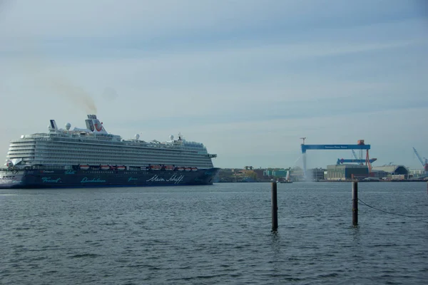 Impresiones de la primera llamada del Mein Schiff 6 en Kiel — Foto de Stock