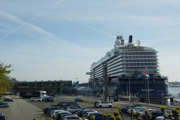 Impressionen von der Anlegestelle der Mein Schiff 6 in kiel — Stockfoto