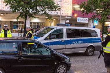 Kiel, Almanya - 16 Haziran 2017: Güvenlik önlemleri ve polis kontrollerin Kieler Woche 2017 sırasında