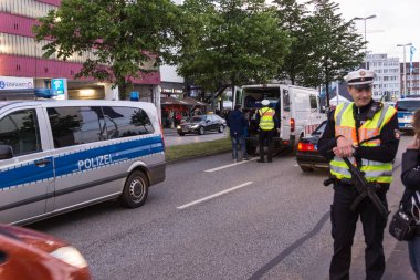 Kiel, Almanya - 16 Haziran 2017: Güvenlik önlemleri ve polis kontrollerin Kieler Woche 2017 sırasında