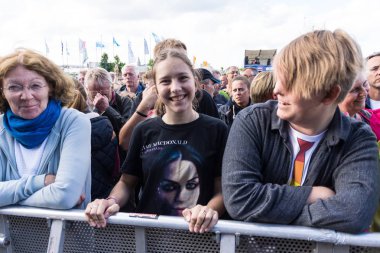 Kiel, Almanya - 16 Haziran 2017: Singersongwriter Amy Mcdonald Soundcheck Hoern aşamada Cuma Kieler Woche 2017 sırasında performans