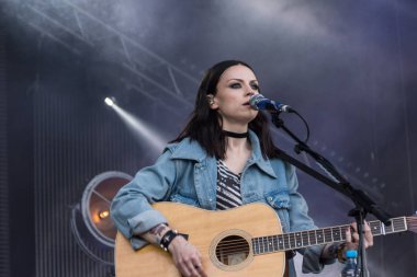 Kiel, Almanya - 16 Haziran 2017: Singersongwriter Amy Mcdonald Soundcheck Hoern aşamada Cuma Kieler Woche 2017 sırasında performans