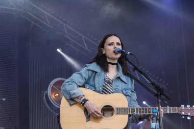 Kiel, Almanya - 16 Haziran 2017: Singersongwriter Amy Mcdonald Soundcheck Hoern aşamada Cuma Kieler Woche 2017 sırasında performans