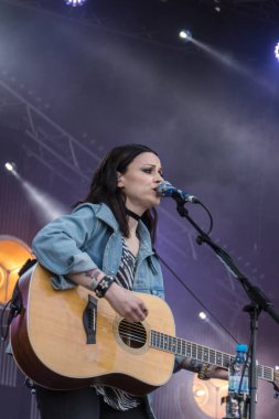 Kiel, Almanya - 16 Haziran 2017: Singersongwriter Amy Mcdonald Soundcheck Hoern aşamada Cuma Kieler Woche 2017 sırasında performans