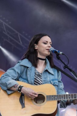 Kiel, Almanya - 16 Haziran 2017: Singersongwriter Amy Mcdonald Soundcheck Hoern aşamada Cuma Kieler Woche 2017 sırasında performans