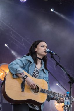 Kiel, Almanya - 16 Haziran 2017: Singersongwriter Amy Mcdonald Soundcheck Hoern aşamada Cuma Kieler Woche 2017 sırasında performans