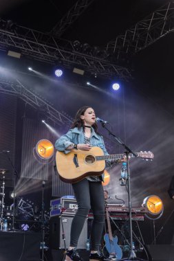 Kiel, Almanya - 16 Haziran 2017: Singersongwriter Amy Mcdonald Soundcheck Hoern aşamada Cuma Kieler Woche 2017 sırasında performans