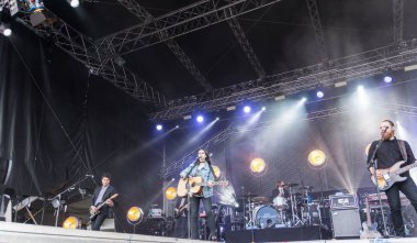 Kiel, Almanya - 16 Haziran 2017: Singersongwriter Amy Mcdonald Soundcheck Hoern aşamada Cuma Kieler Woche 2017 sırasında performans