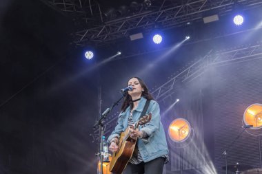 Kiel, Almanya - 16 Haziran 2017: Singersongwriter Amy Mcdonald Soundcheck Hoern aşamada Cuma Kieler Woche 2017 sırasında performans
