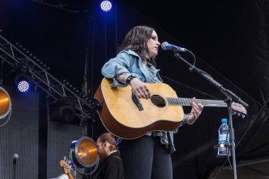 Kiel, Almanya - 16 Haziran 2017: Singersongwriter Amy Mcdonald Soundcheck Hoern aşamada Cuma Kieler Woche 2017 sırasında performans