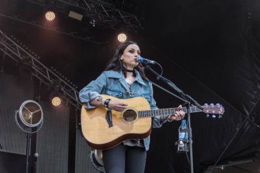 Kiel, Almanya - 16 Haziran 2017: Singersongwriter Amy Mcdonald Soundcheck Hoern aşamada Cuma Kieler Woche 2017 sırasında performans