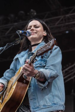 Kiel, Almanya - 16 Haziran 2017: Singersongwriter Amy Mcdonald Soundcheck Hoern aşamada Cuma Kieler Woche 2017 sırasında performans