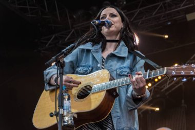 Kiel, Almanya - 16 Haziran 2017: Singersongwriter Amy Mcdonald Soundcheck Hoern aşamada Cuma Kieler Woche 2017 sırasında performans