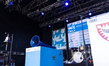 Kiel, Almanya - Haziran 17nd 2017: Kieler Woche 2017 ünlü Alman Tv Host Kai Pflaume tarafından büyük bir açılış ile ilk gününde izlenimleri