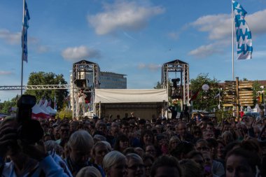 Kiel, Almanya - Haziran 17nd 2017: Kieler Woche 2017 ünlü Alman Tv Host Kai Pflaume tarafından büyük bir açılış ile ilk gününde izlenimleri