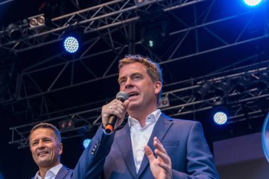 Kiel, Almanya - Haziran 17nd 2017: Kieler Woche 2017 ünlü Alman Tv Host Kai Pflaume tarafından büyük bir açılış ile ilk gününde izlenimleri