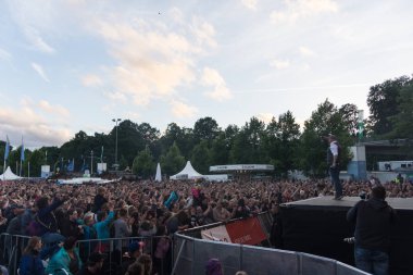 Kiel, Almanya - 16 Haziran 2017: Singersongwriter Max Giesinger Soundcheck Ndr aşamada Cuma Kieler Woche 2017 sırasında performans