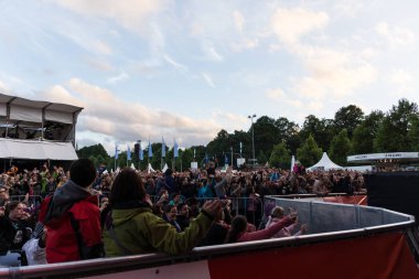 Kiel, Almanya - 16 Haziran 2017: Singersongwriter Max Giesinger Soundcheck Ndr aşamada Cuma Kieler Woche 2017 sırasında performans
