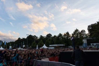 Kiel, Almanya - 16 Haziran 2017: Singersongwriter Max Giesinger Soundcheck Ndr aşamada Cuma Kieler Woche 2017 sırasında performans