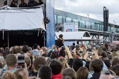Kiel, Almanya - 16 Haziran 2017: Singersongwriter Max Giesinger Soundcheck Ndr aşamada Cuma Kieler Woche 2017 sırasında performans