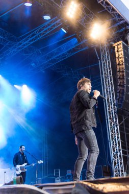 Kiel, Almanya - 16 Haziran 2017: Singersongwriter Max Giesinger Soundcheck Ndr aşamada Cuma Kieler Woche 2017 sırasında performans