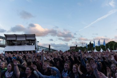 Kiel, Almanya - 16 Haziran 2017: Singersongwriter Max Giesinger Soundcheck Ndr aşamada Cuma Kieler Woche 2017 sırasında performans