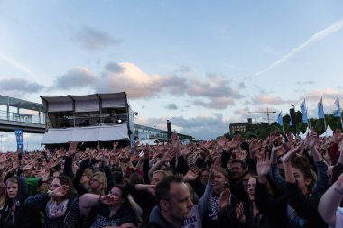 Kiel, Almanya - 16 Haziran 2017: Singersongwriter Max Giesinger Soundcheck Ndr aşamada Cuma Kieler Woche 2017 sırasında performans