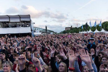 Kiel, Almanya - 16 Haziran 2017: Singersongwriter Max Giesinger Soundcheck Ndr aşamada Cuma Kieler Woche 2017 sırasında performans