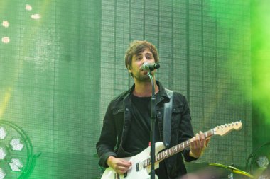 Kiel, Almanya - 16 Haziran 2017: Singersongwriter Max Giesinger Soundcheck Ndr aşamada Cuma Kieler Woche 2017 sırasında performans