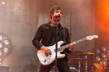 Kiel, Almanya - 16 Haziran 2017: Singersongwriter Max Giesinger Soundcheck Ndr aşamada Cuma Kieler Woche 2017 sırasında performans