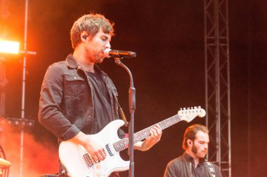 Kiel, Almanya - 16 Haziran 2017: Singersongwriter Max Giesinger Soundcheck Ndr aşamada Cuma Kieler Woche 2017 sırasında performans