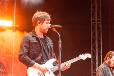 Kiel, Almanya - 16 Haziran 2017: Singersongwriter Max Giesinger Soundcheck Ndr aşamada Cuma Kieler Woche 2017 sırasında performans