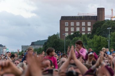 Kiel, Almanya - 16 Haziran 2017: Singersongwriter Max Giesinger Soundcheck Ndr aşamada Cuma Kieler Woche 2017 sırasında performans