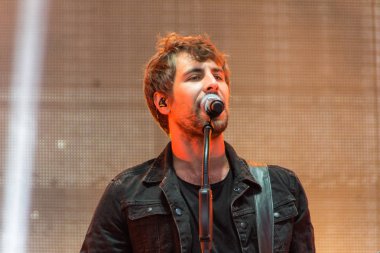 Kiel, Almanya - 16 Haziran 2017: Singersongwriter Max Giesinger Soundcheck Ndr aşamada Cuma Kieler Woche 2017 sırasında performans